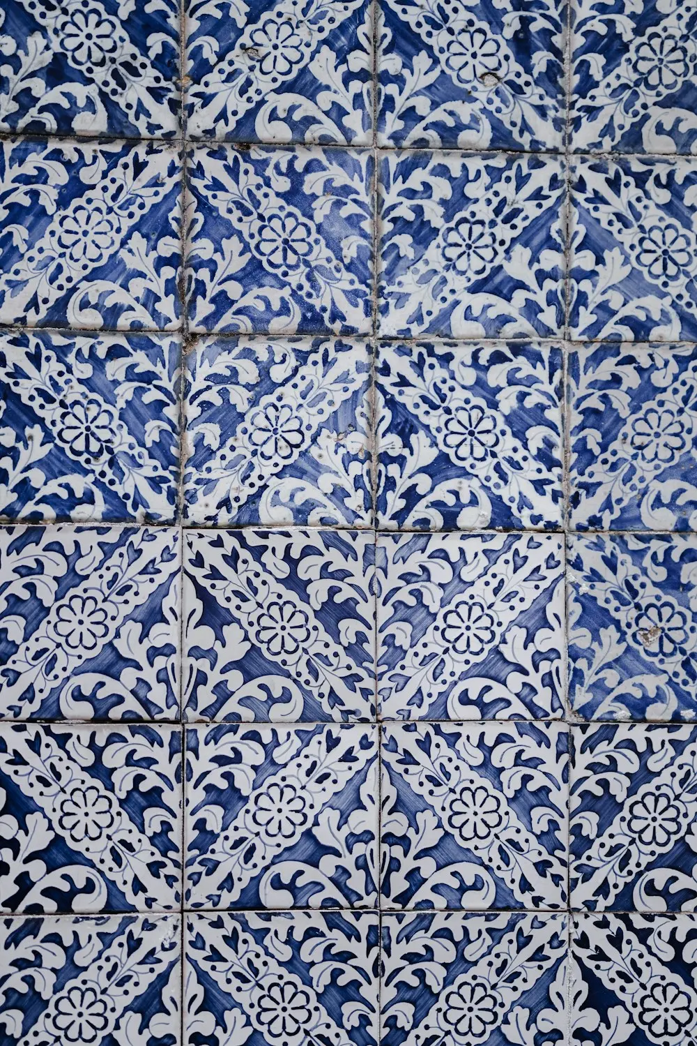 Carreaux bleus et blancs à motifs floraux