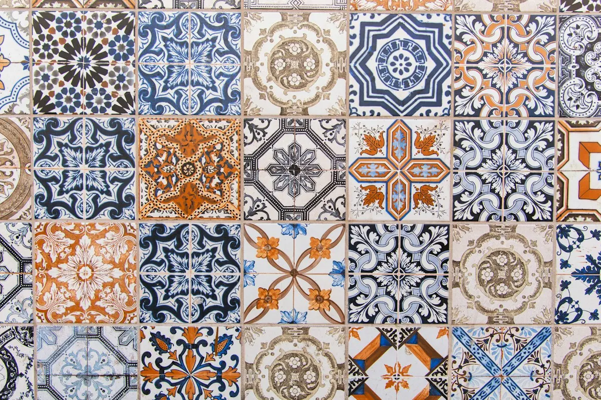 Mur de carreaux de ciment aux motifs variés