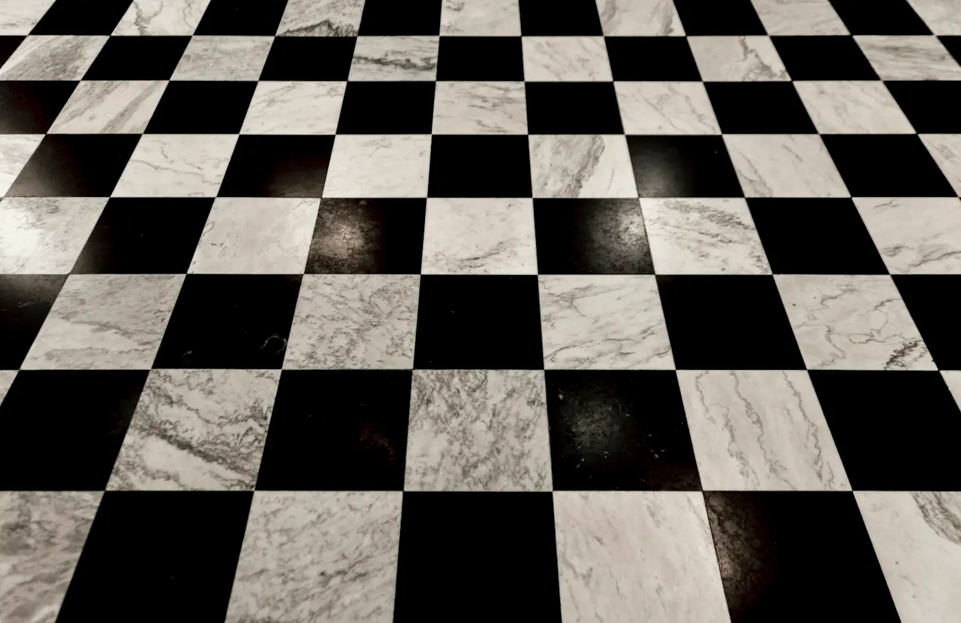 Sol en damier de marbre noir et blanc