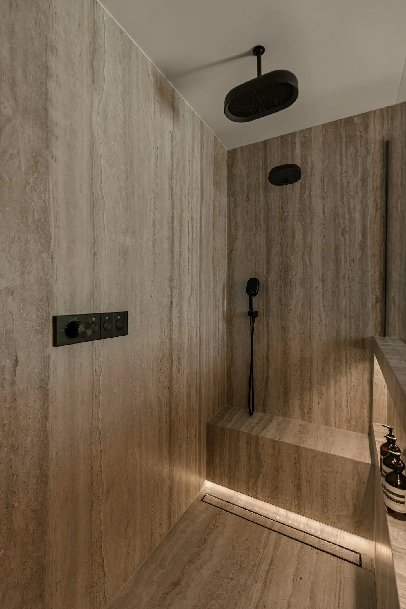 Douche carrelée en grès effet bois avec un banc