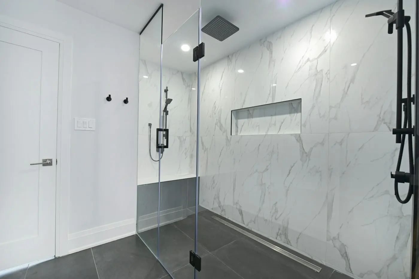 Douche à l’italienne vitrée aux murs de marbre clair