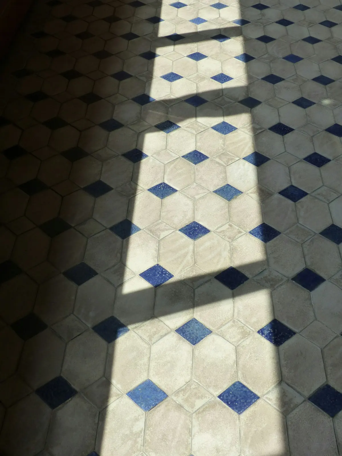 Carreaux hexagonaux blancs et bleus au soleil