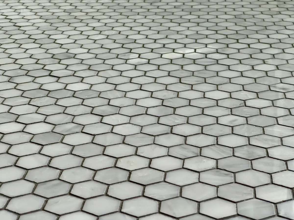Sol en mosaïque hexagonale de marbre gris