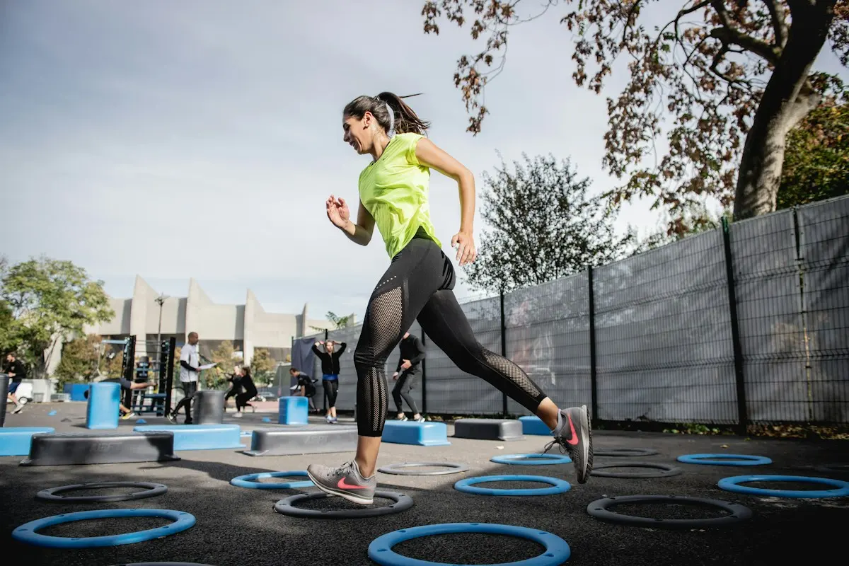 Femme enchaînant un circuit d’exercices en extérieur