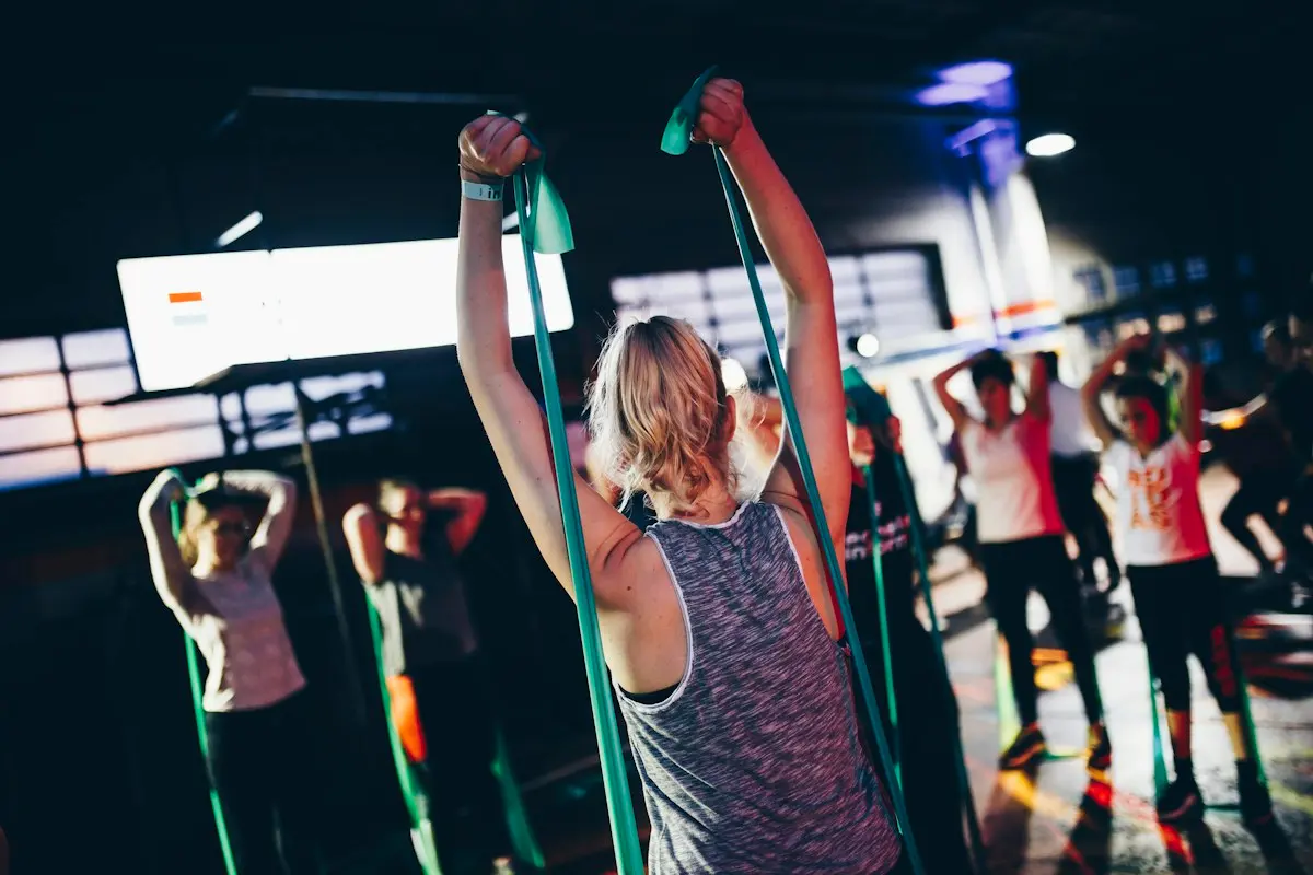 Groupe faisant des exercices en salle