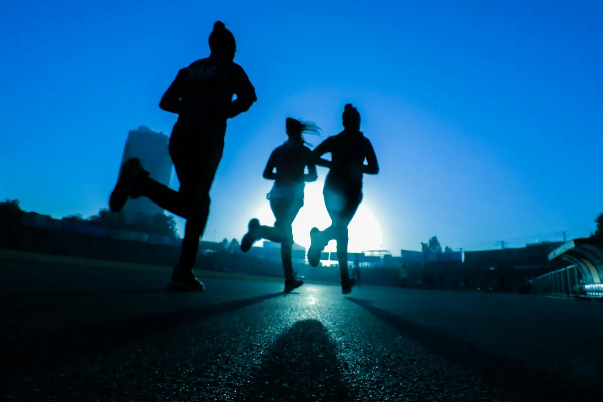 Trois coureuses à contre-jour