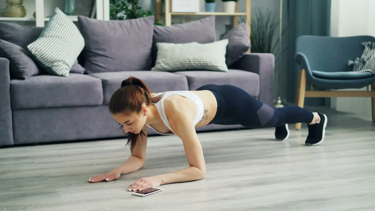 Femme faisant la planche dans son salon
