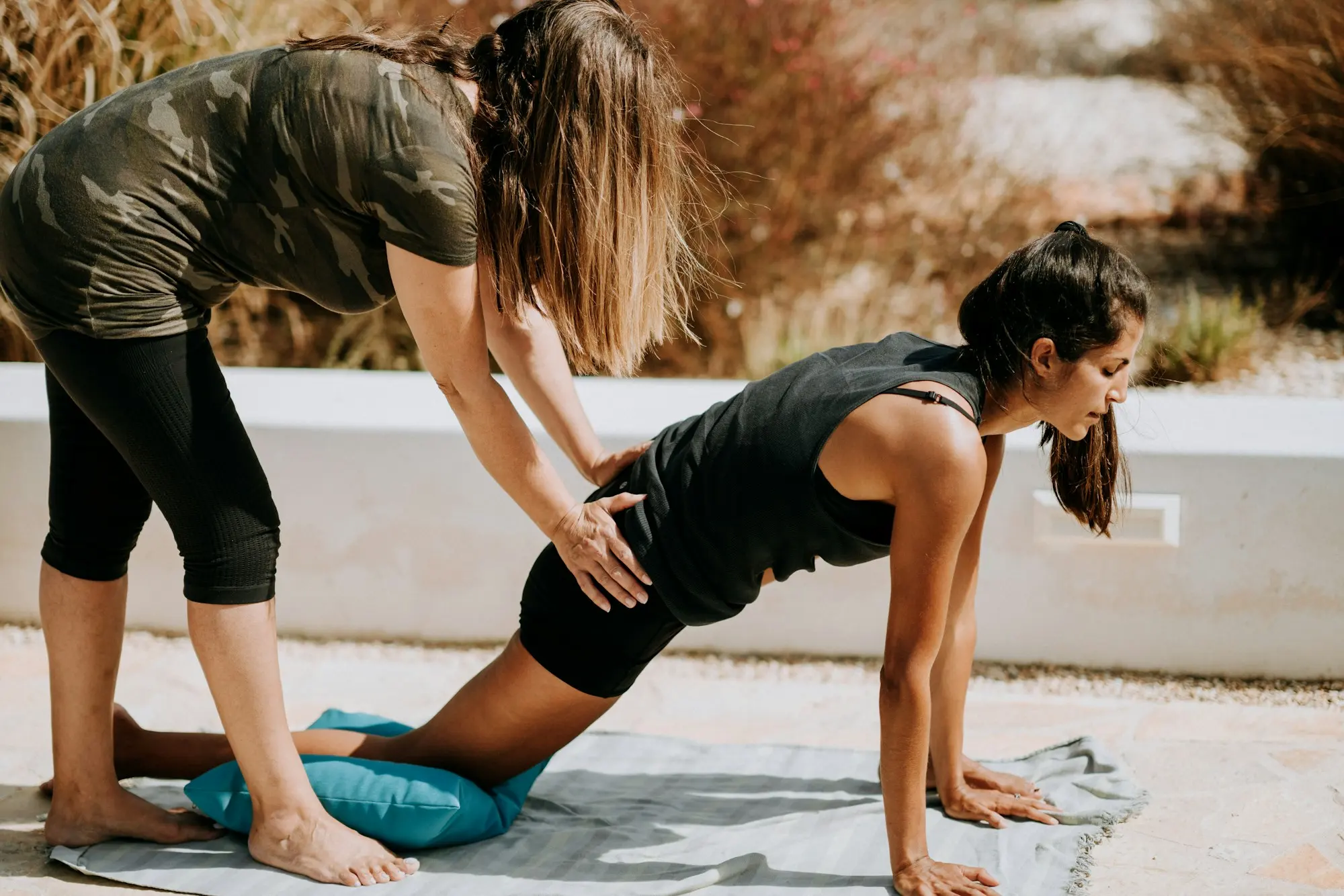 Coach corrigeant la posture d’une femme en extérieur