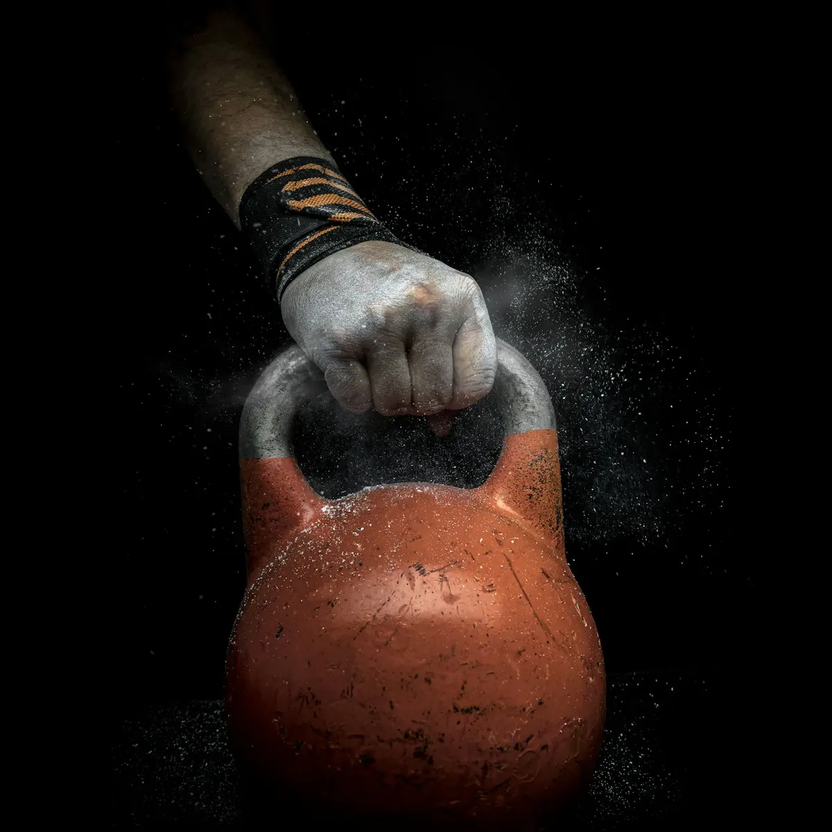 Main serrant la poignée d’un kettlebell