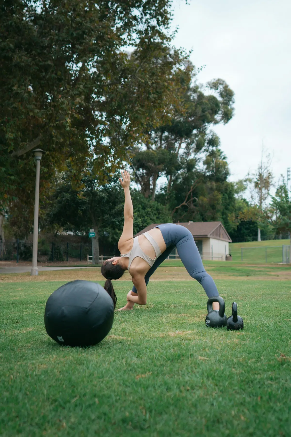 Femme faisant un exercice au parc