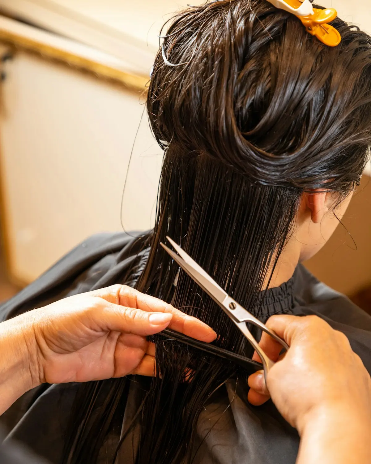 Coupe aux ciseaux sur cheveux mi-longs mouillés