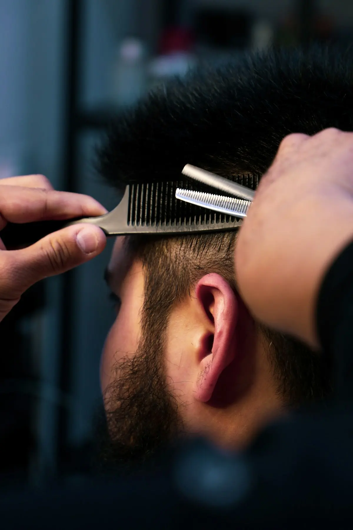 Coupe homme au peigne et aux ciseaux effileurs