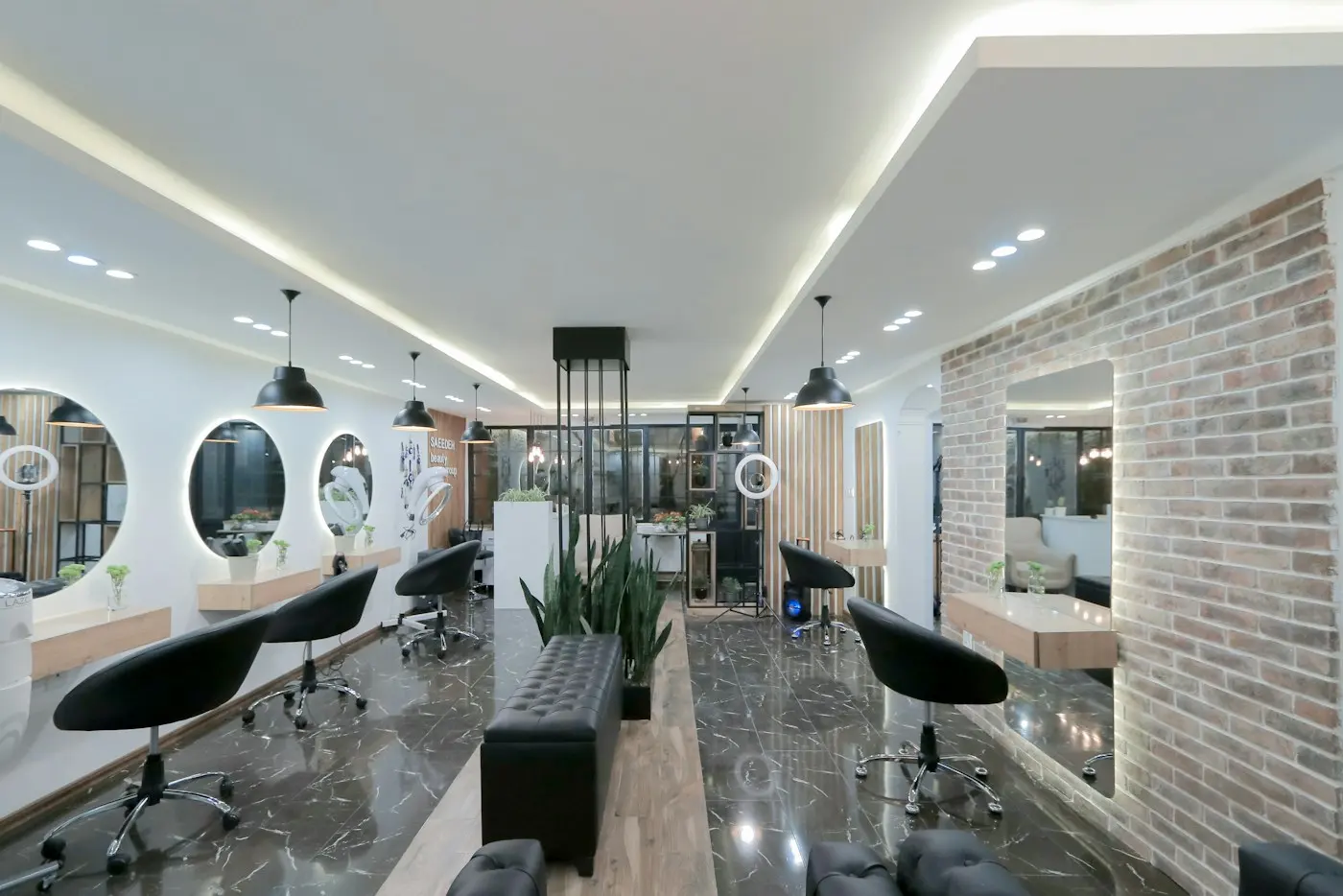 Salon de coiffure lumineux avec miroirs ronds et fauteuils noirs