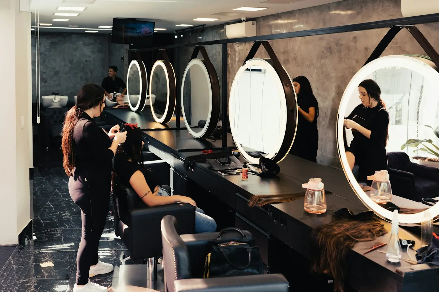 Salon avec miroirs éclairés et coiffeuse au travail