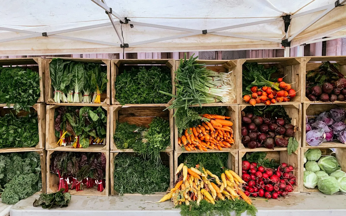 Cagettes de légumes sous une tente de marché
