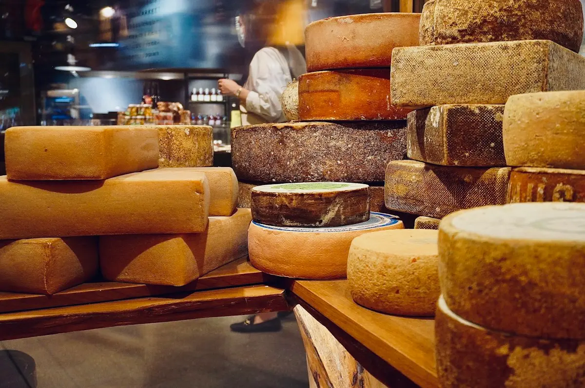 Fromages empilés sur le comptoir