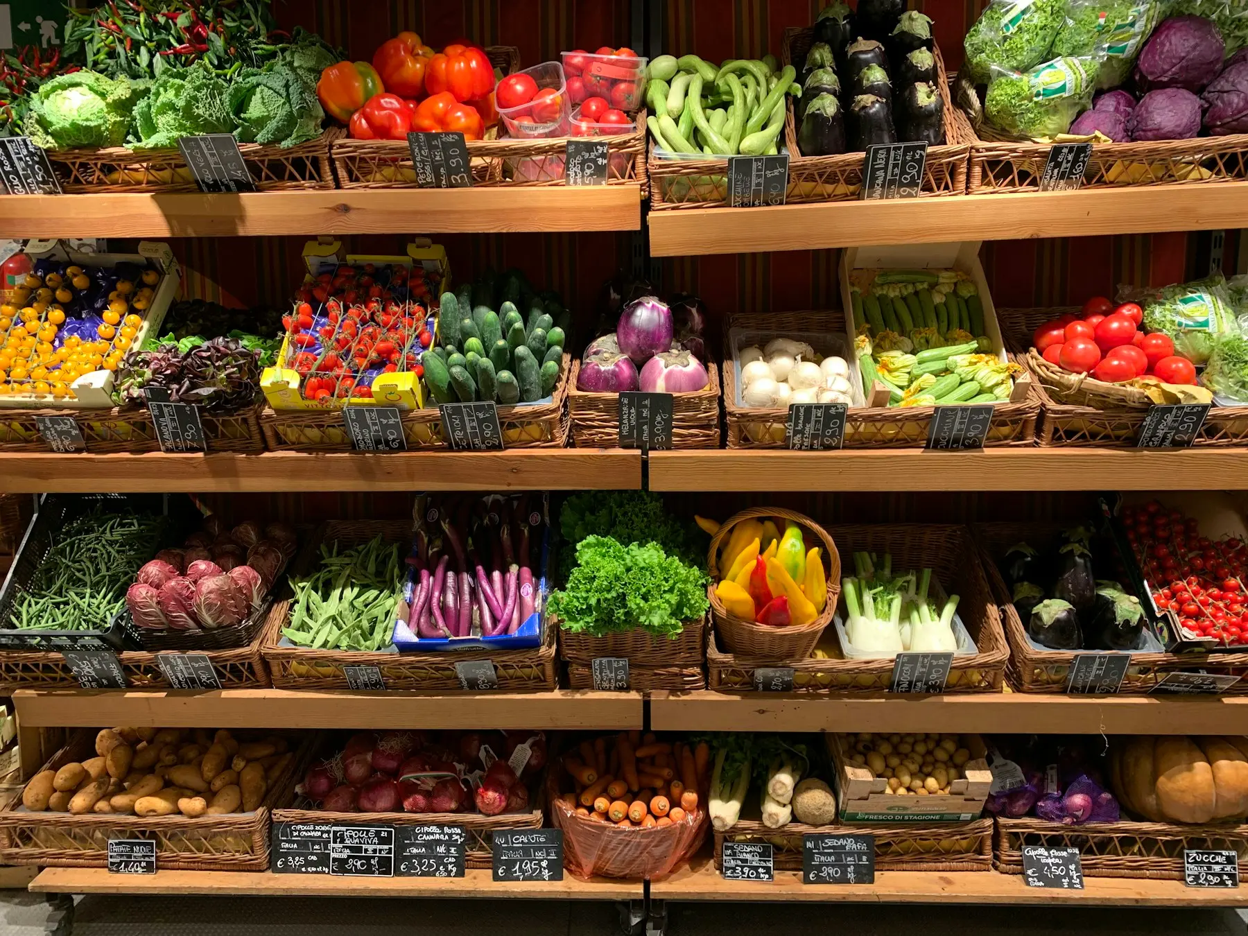 Étals de fruits et légumes rangés dans des cagettes en bois