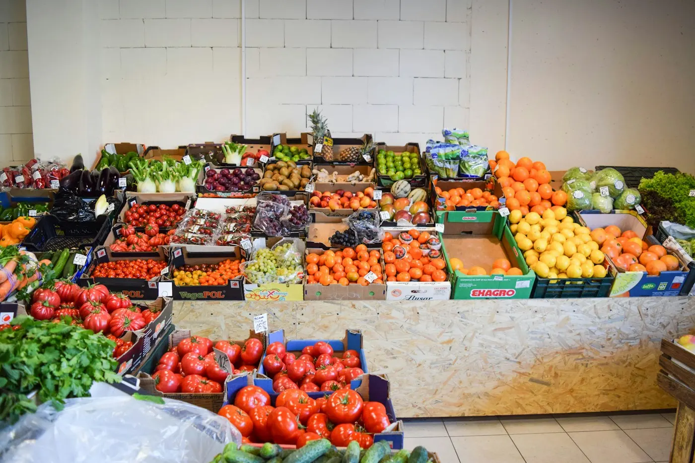 Fruits et légumes présentés sur un étal