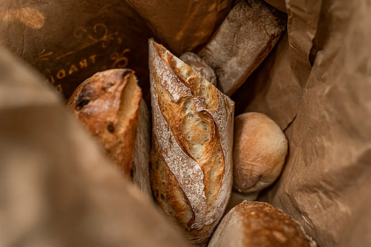 Pains de campagne dans un sac en papier