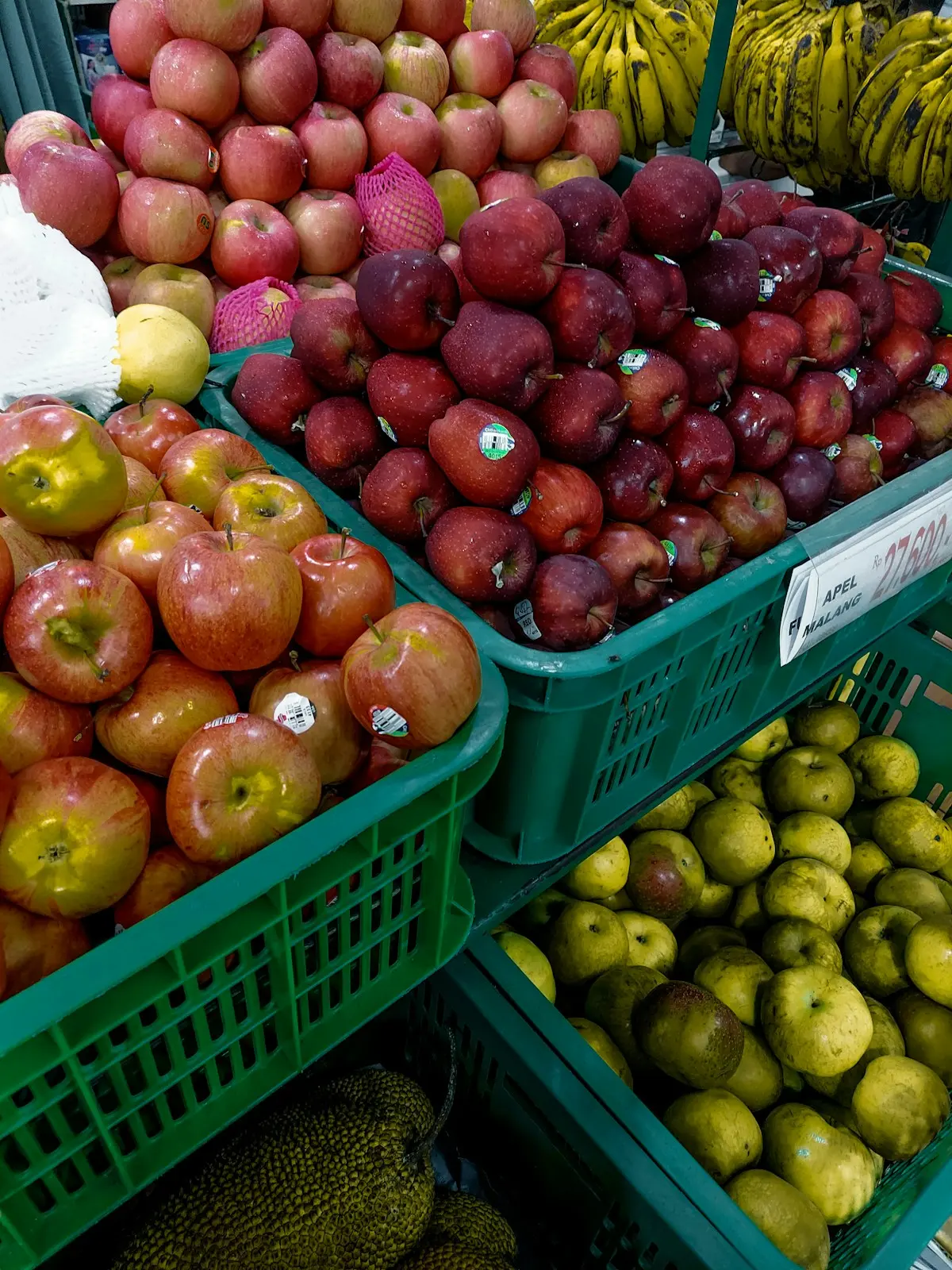 Pommes, poires et bananes dans des cagettes