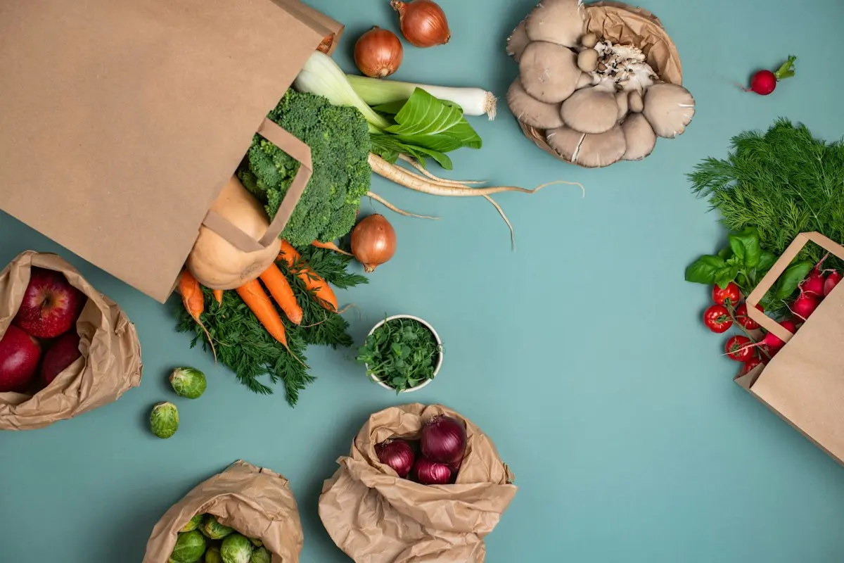 Sacs de légumes et d’herbes fraîches