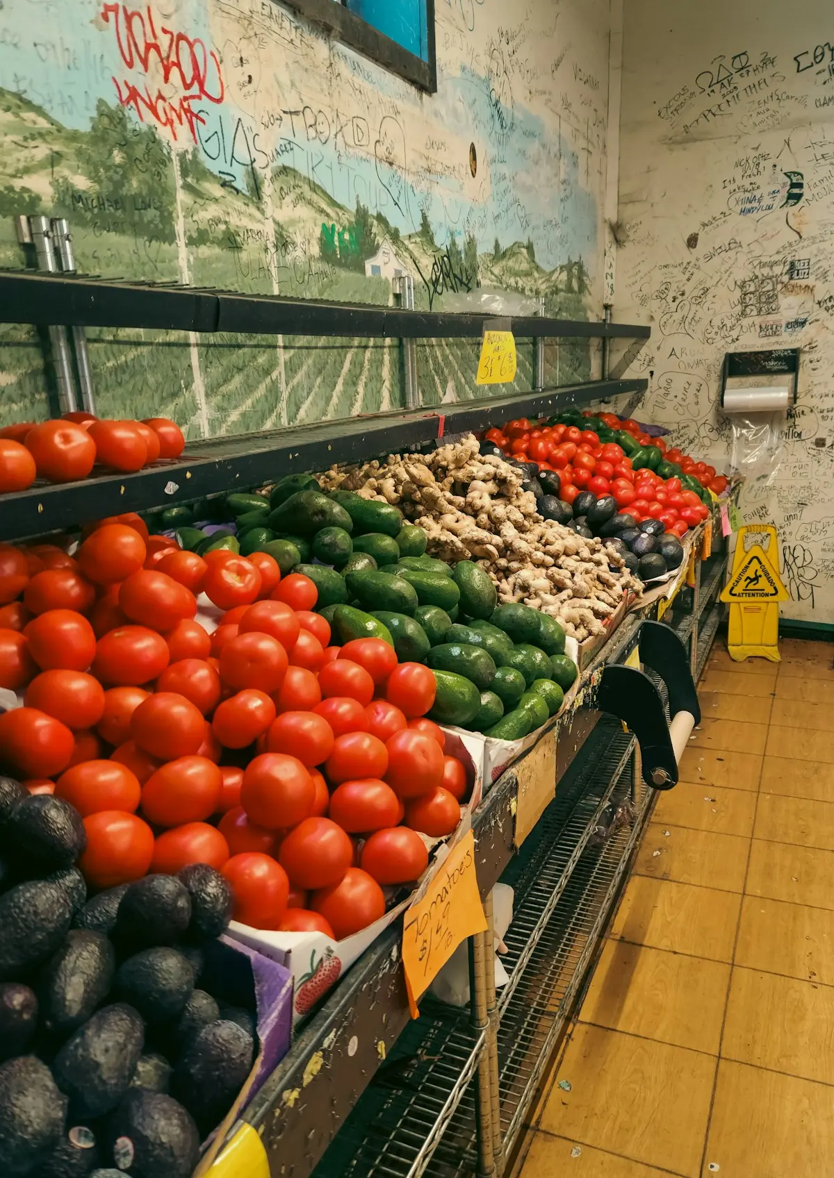 Tomates et fruits sur un étal