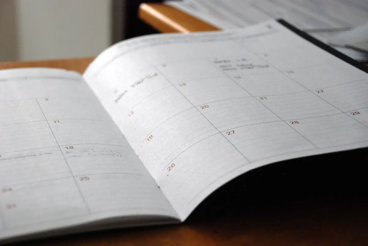 Agenda ouvert sur un bureau en bois