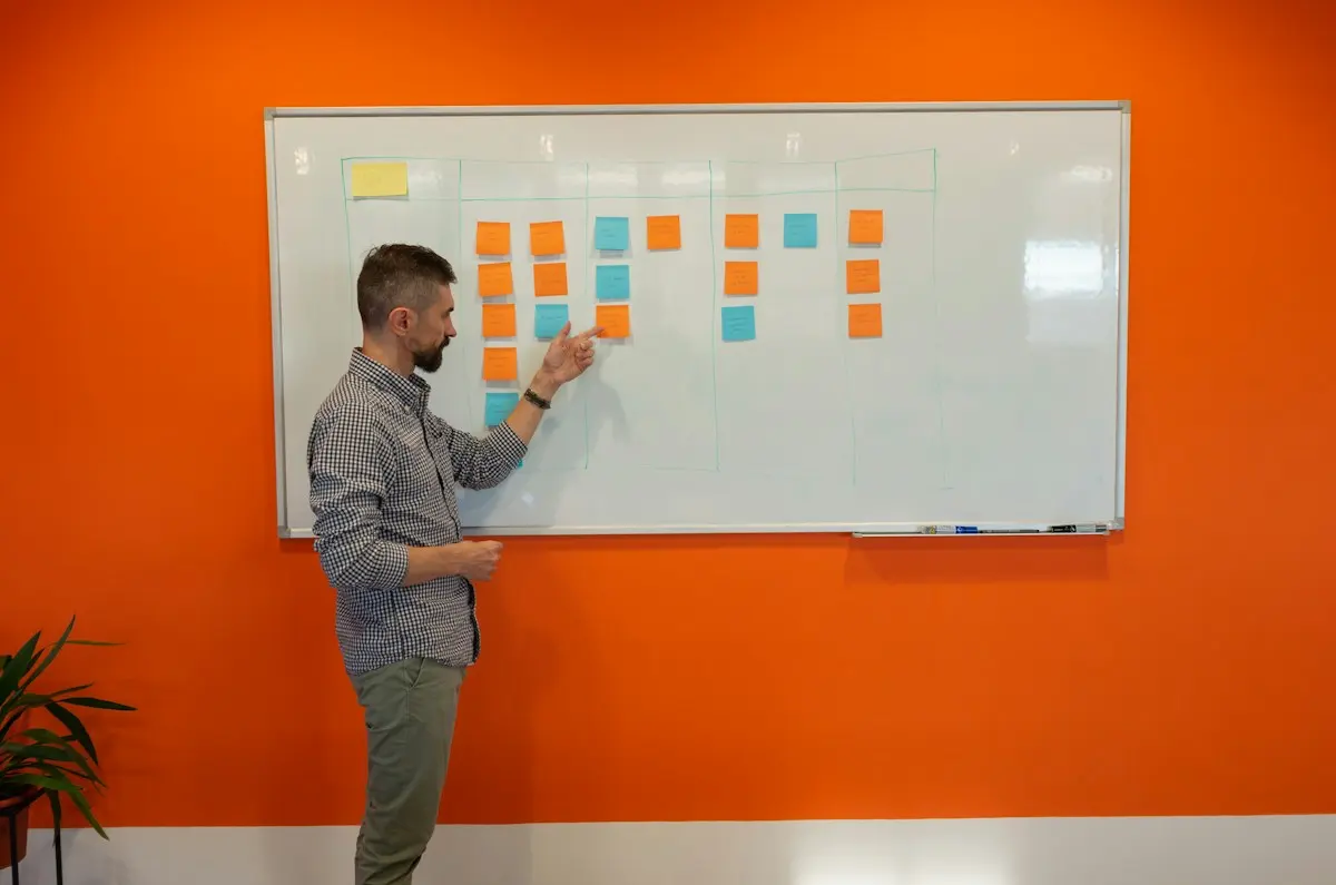 Consultant devant un tableau couvert de notes adhésives