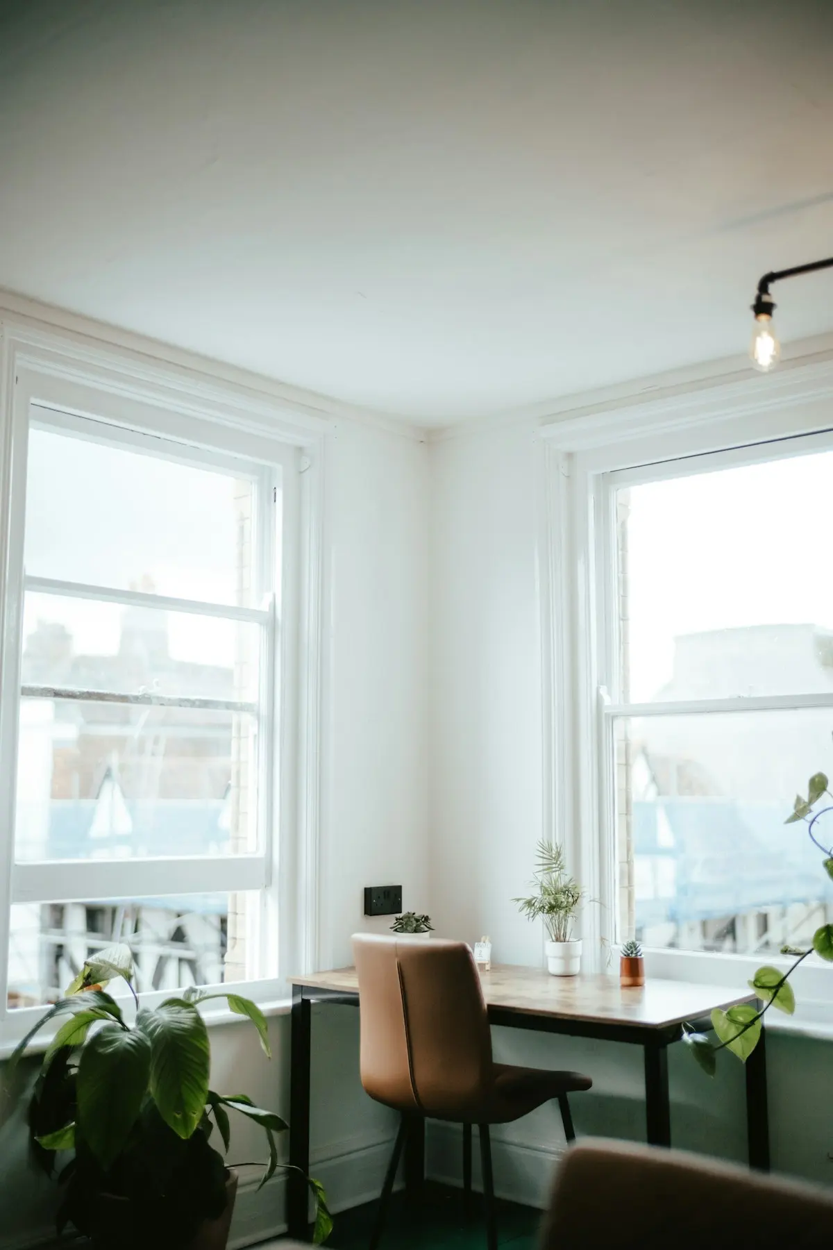 Bureau clair aux grandes fenêtres
