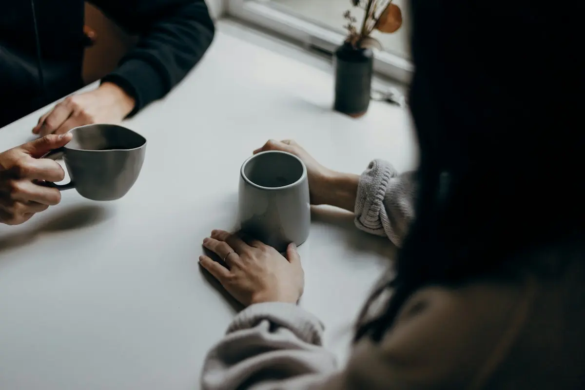 Deux tasses sur une table pendant un échange