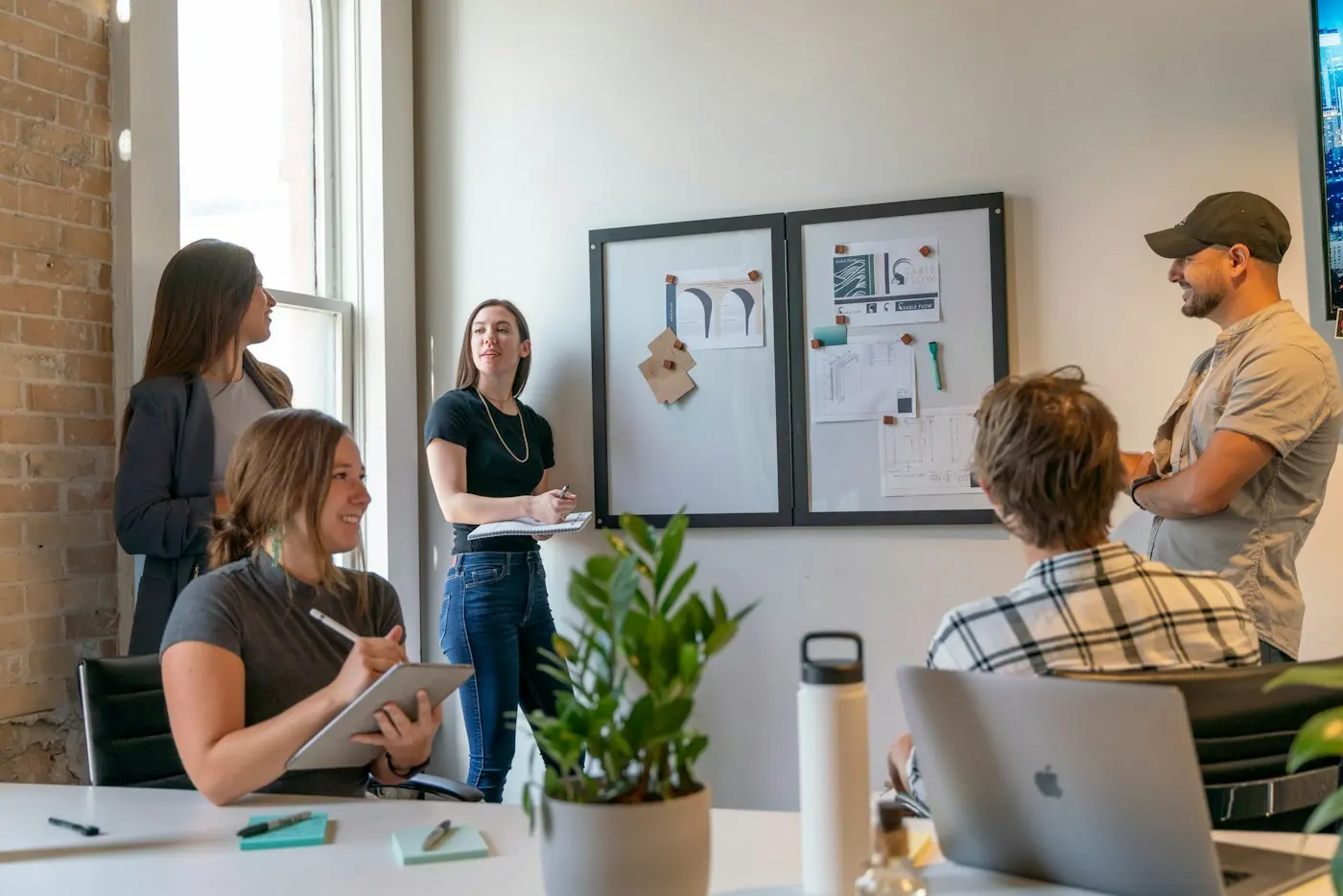 Équipe réunie dans un bureau lumineux