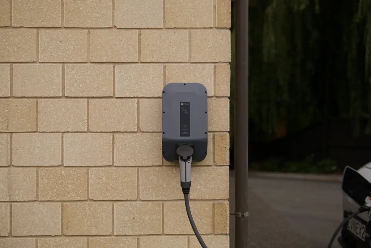 Borne de recharge murale branchée sur un mur de briques
