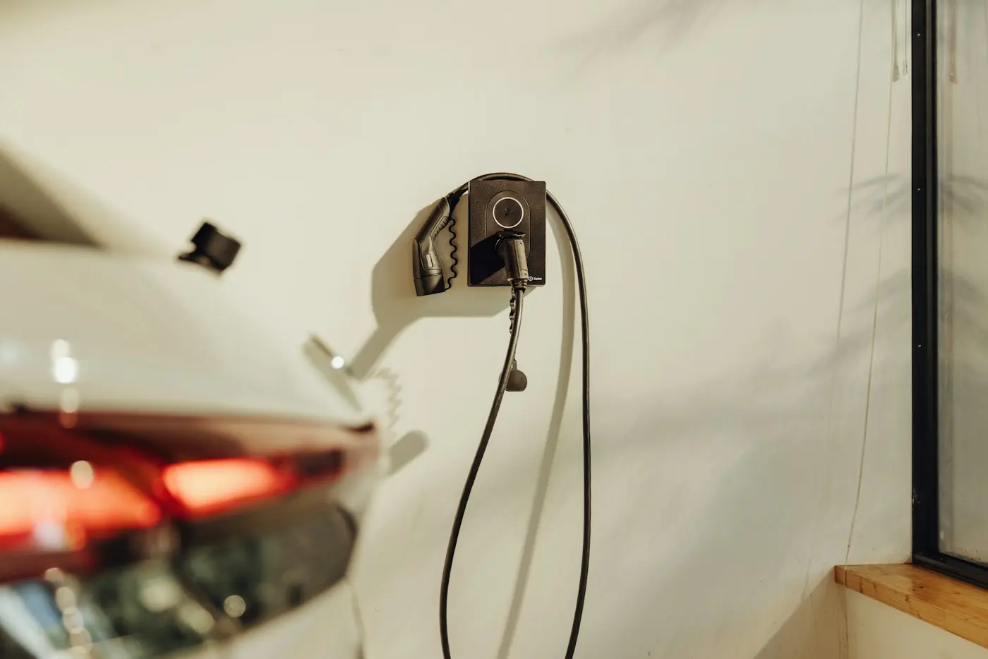 Voiture électrique en charge dans un garage