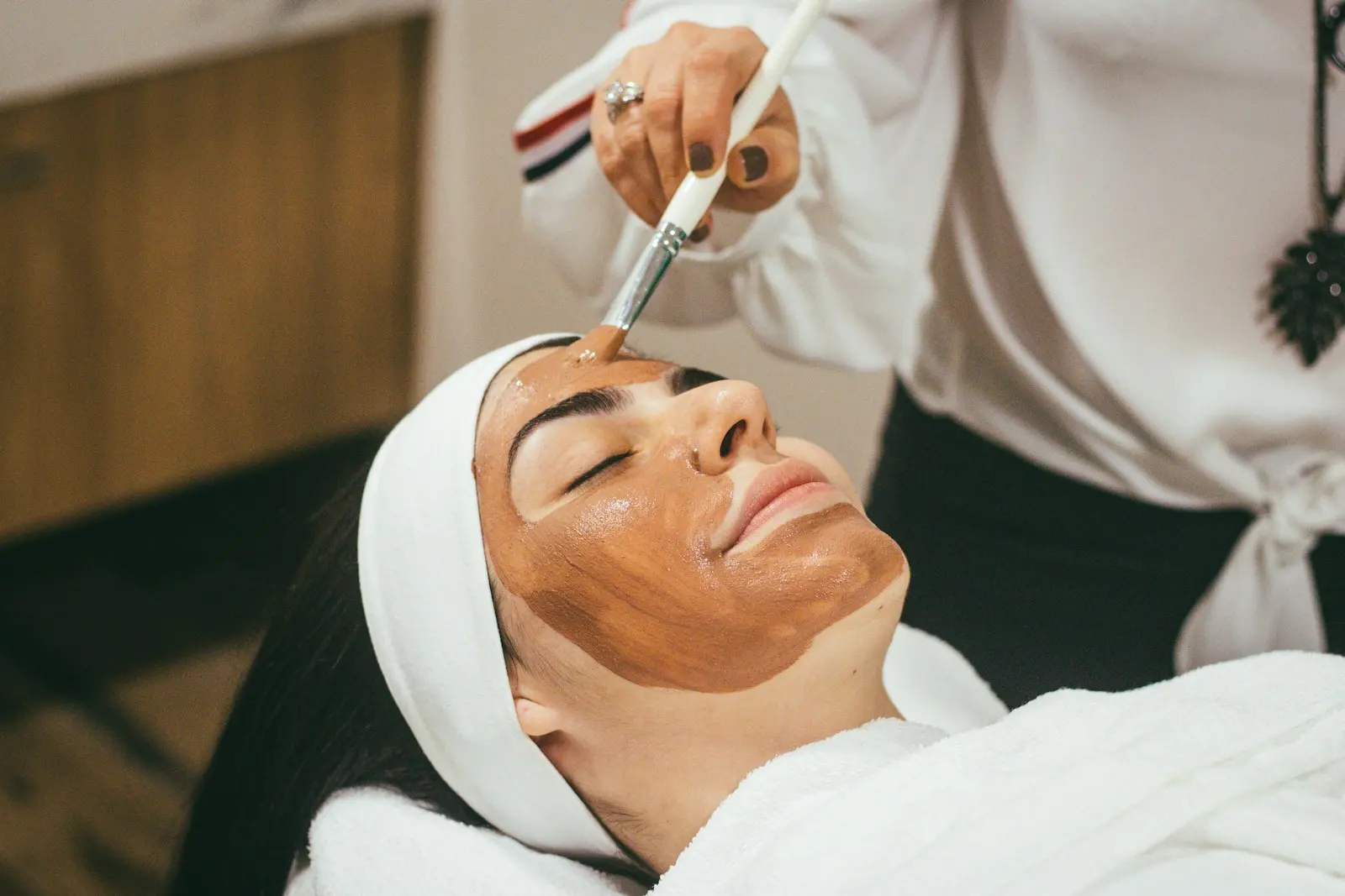 Soin du visage au pinceau, masque à l’argile