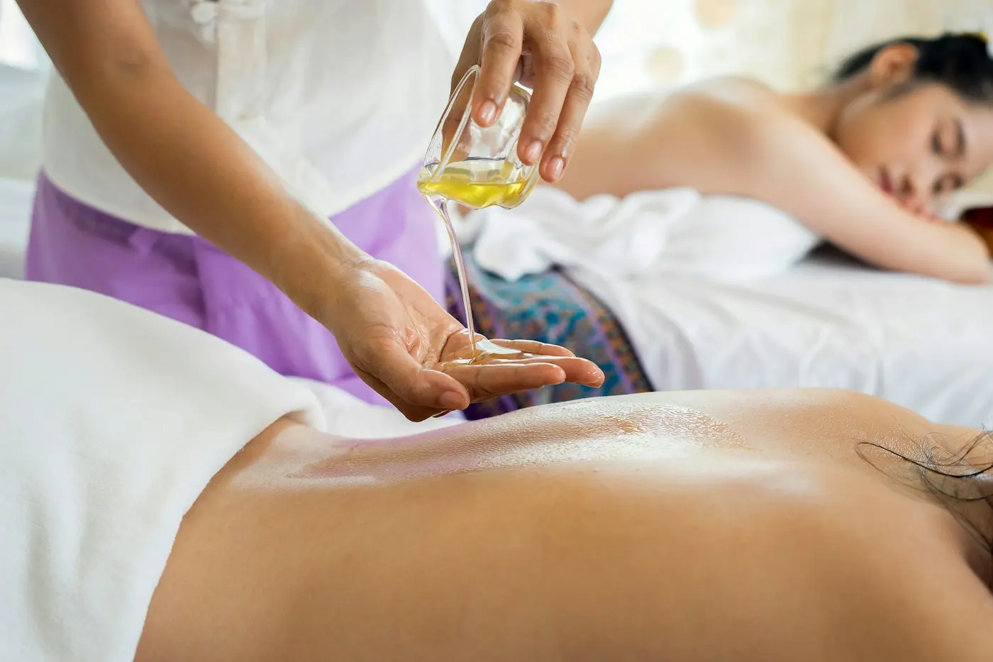Massage à l’huile dans une ambiance tamisée