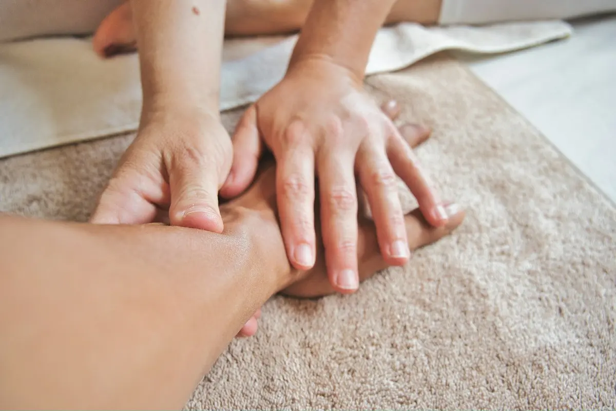 Massage des mains à l’institut
