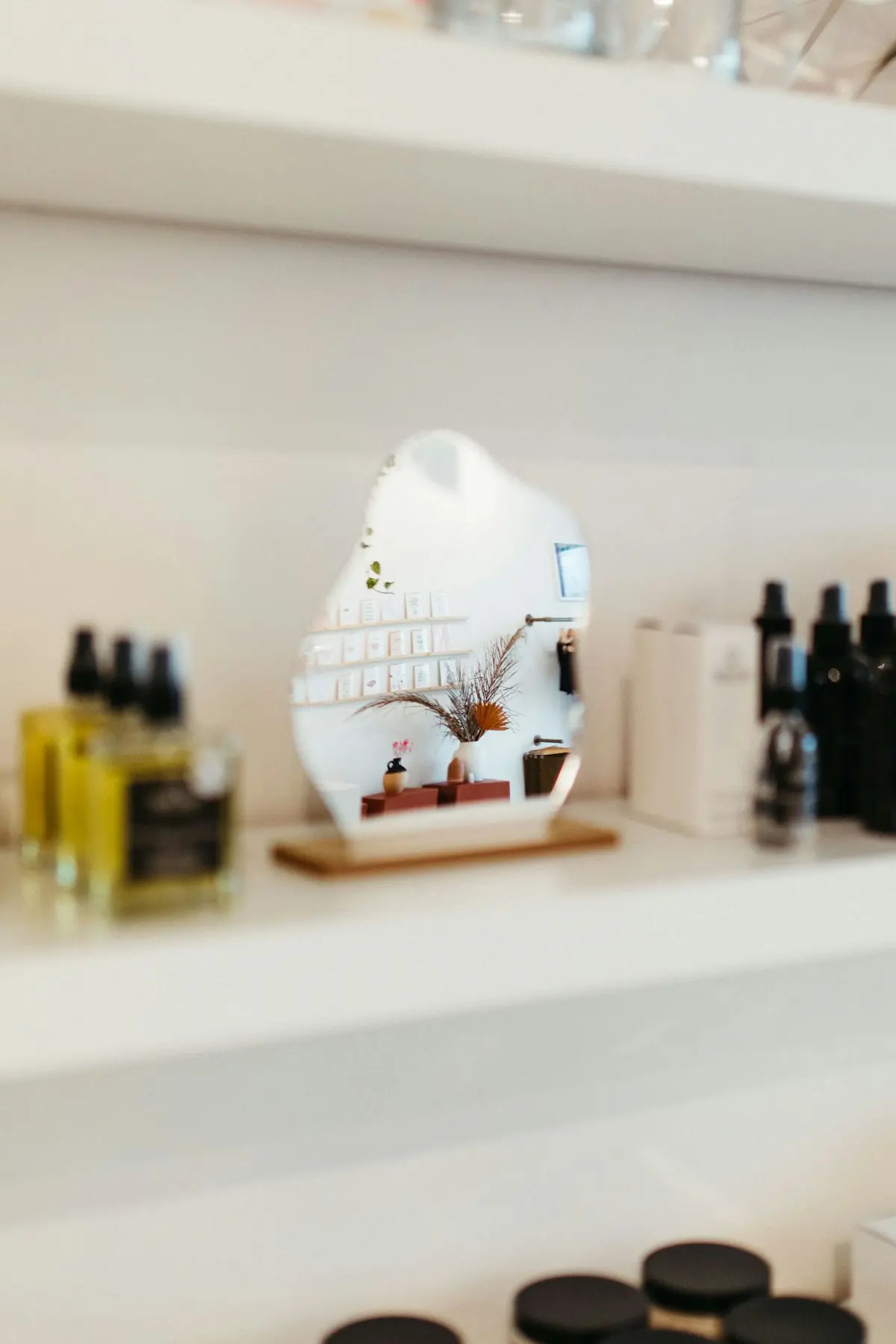 Miroir et étagère blanche à l’institut