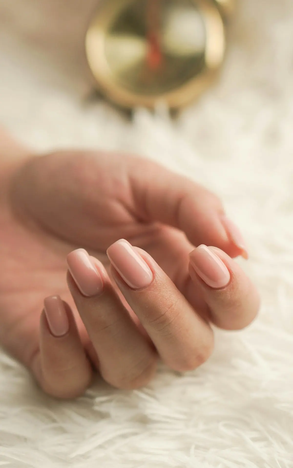Ongles manucurés rose pâle