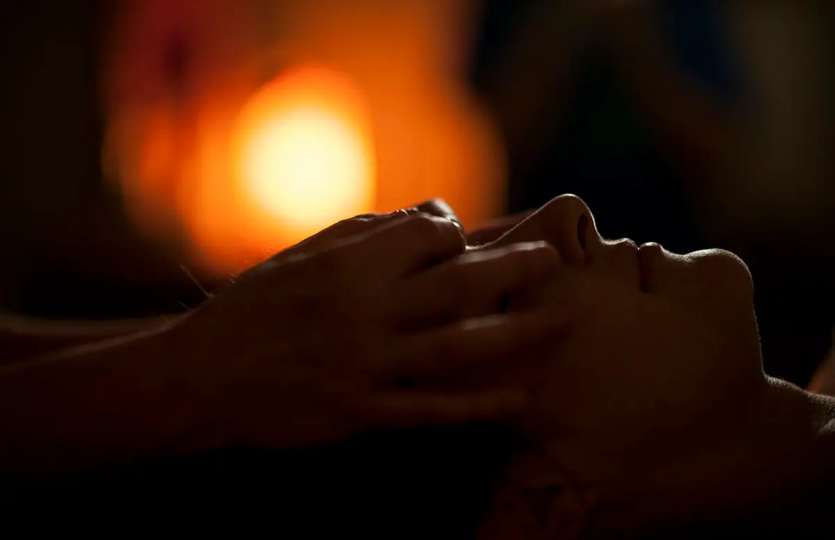 Massage du visage à la lueur d’une bougie