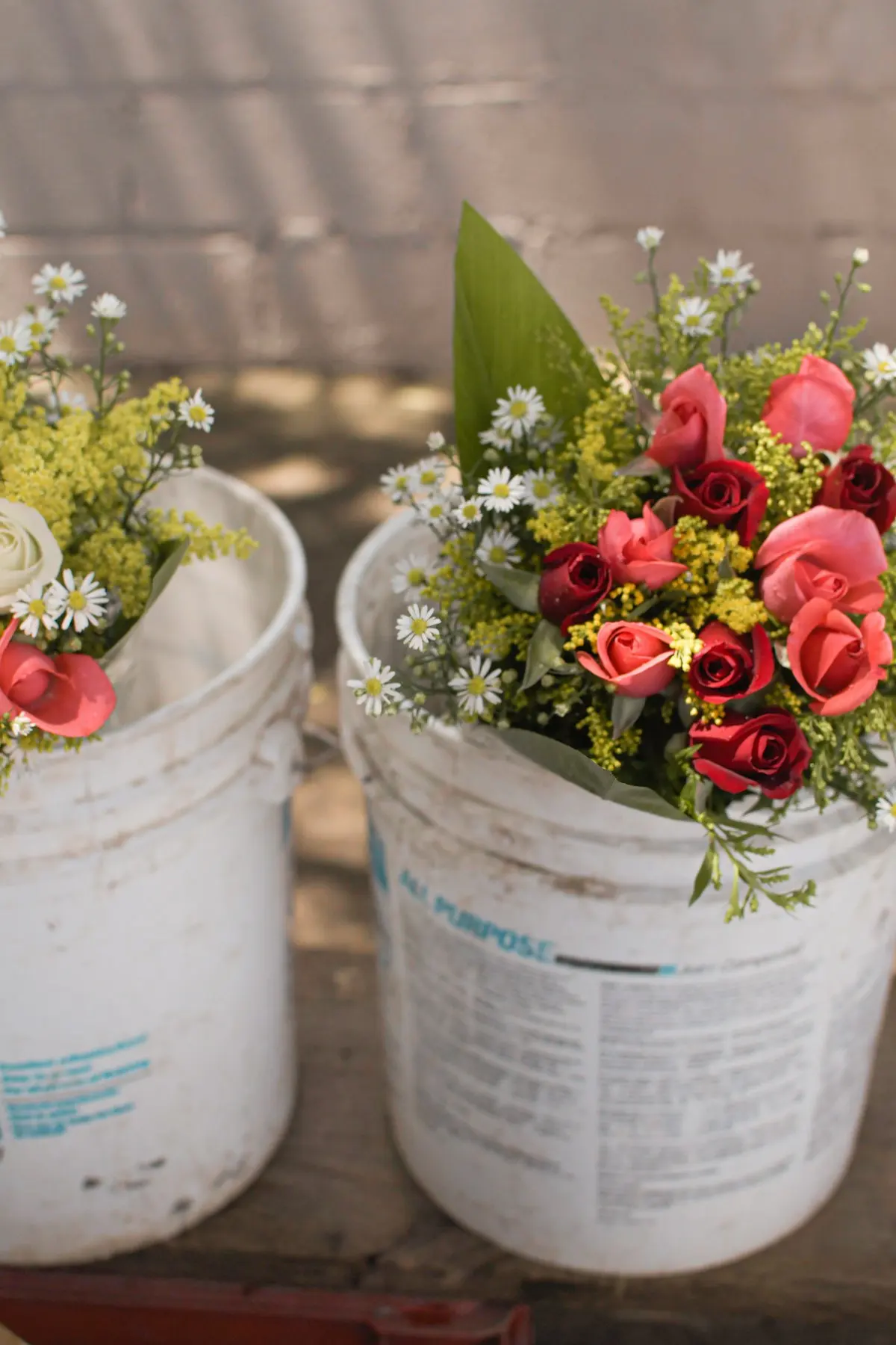 Seaux remplis de fleurs sur une table