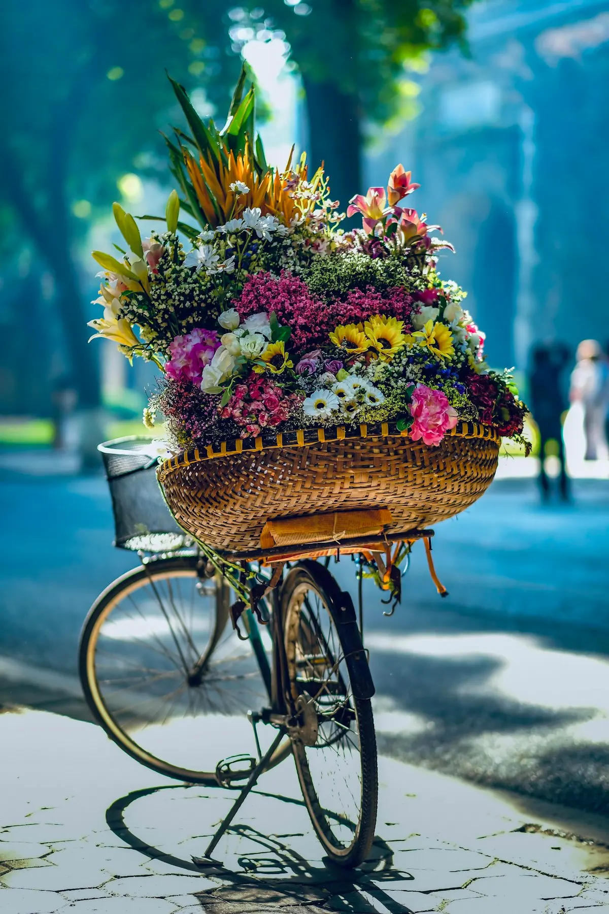 Panier de vélo rempli de fleurs