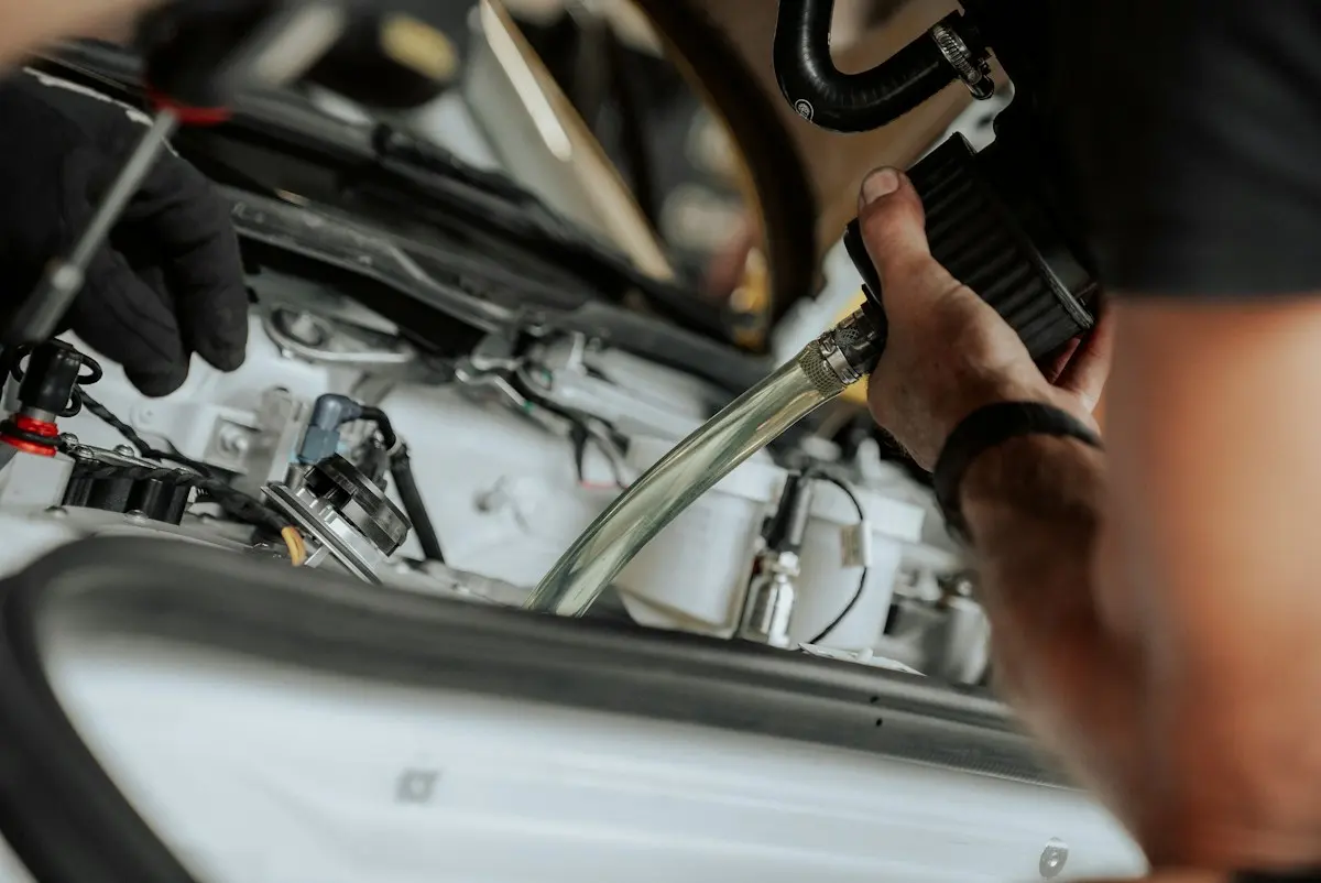 Mécanicien travaillant sur un moteur