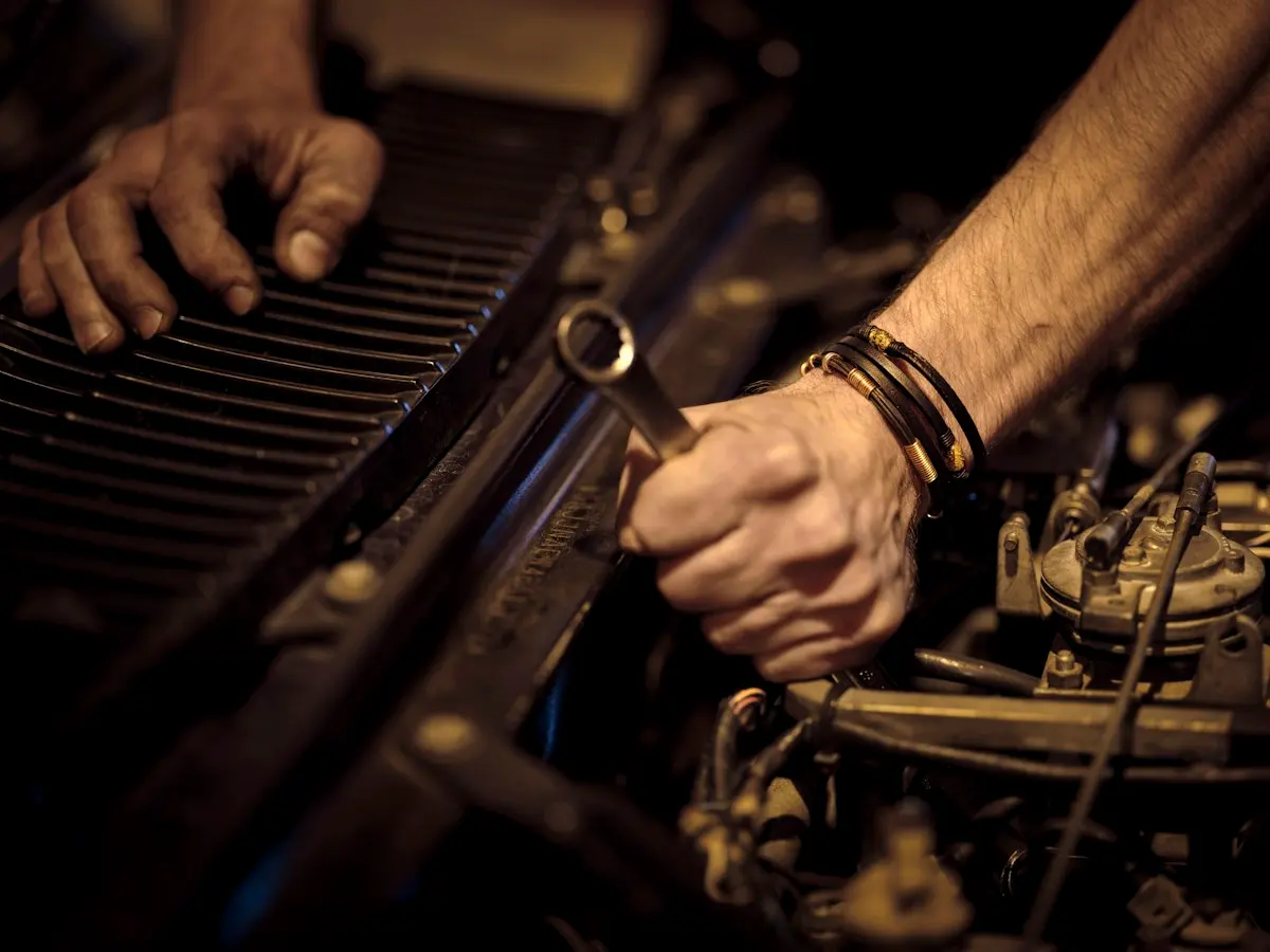 Mains serrant un écrou dans un moteur