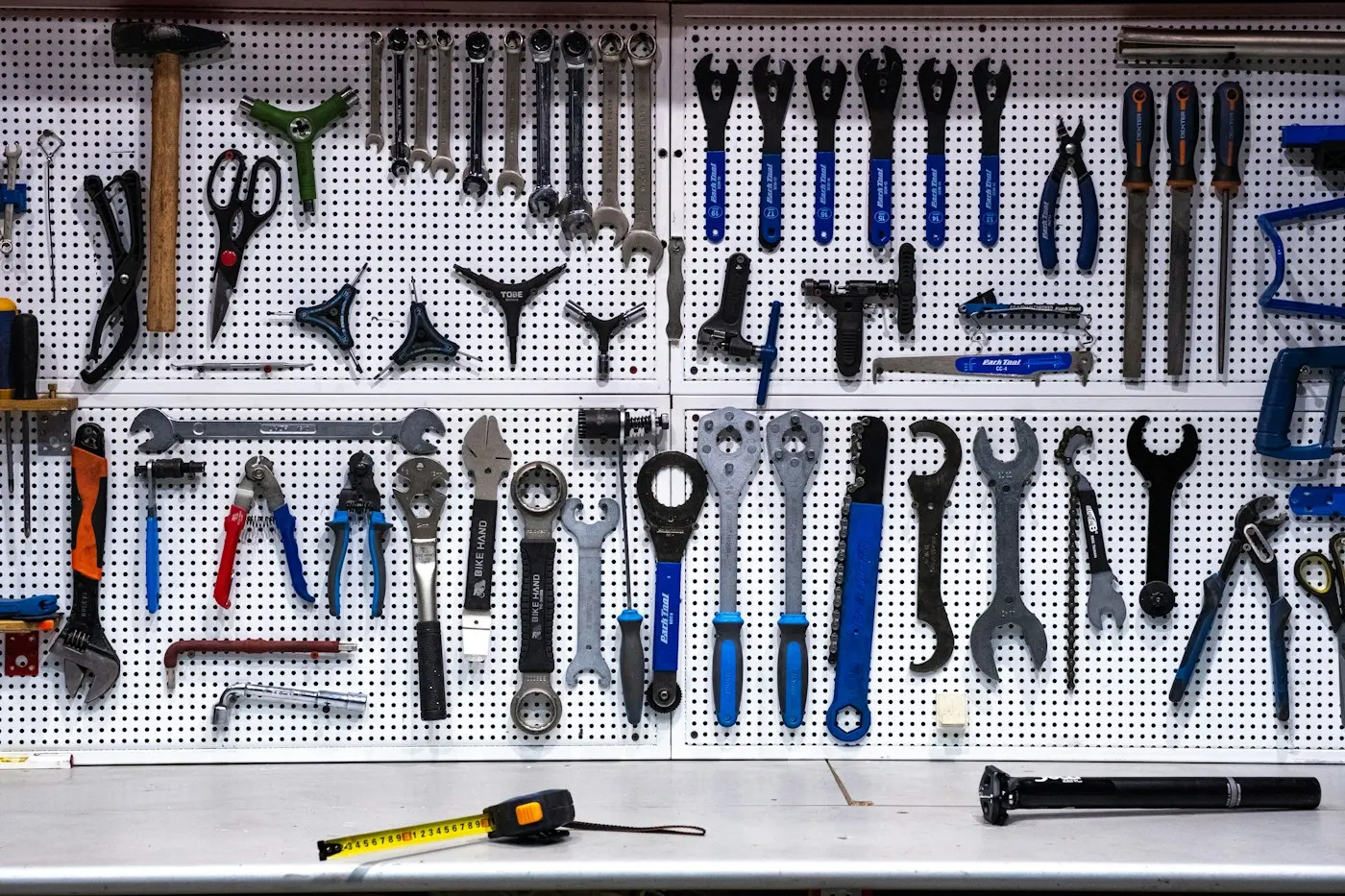 Mur d’outils rangés dans l’atelier