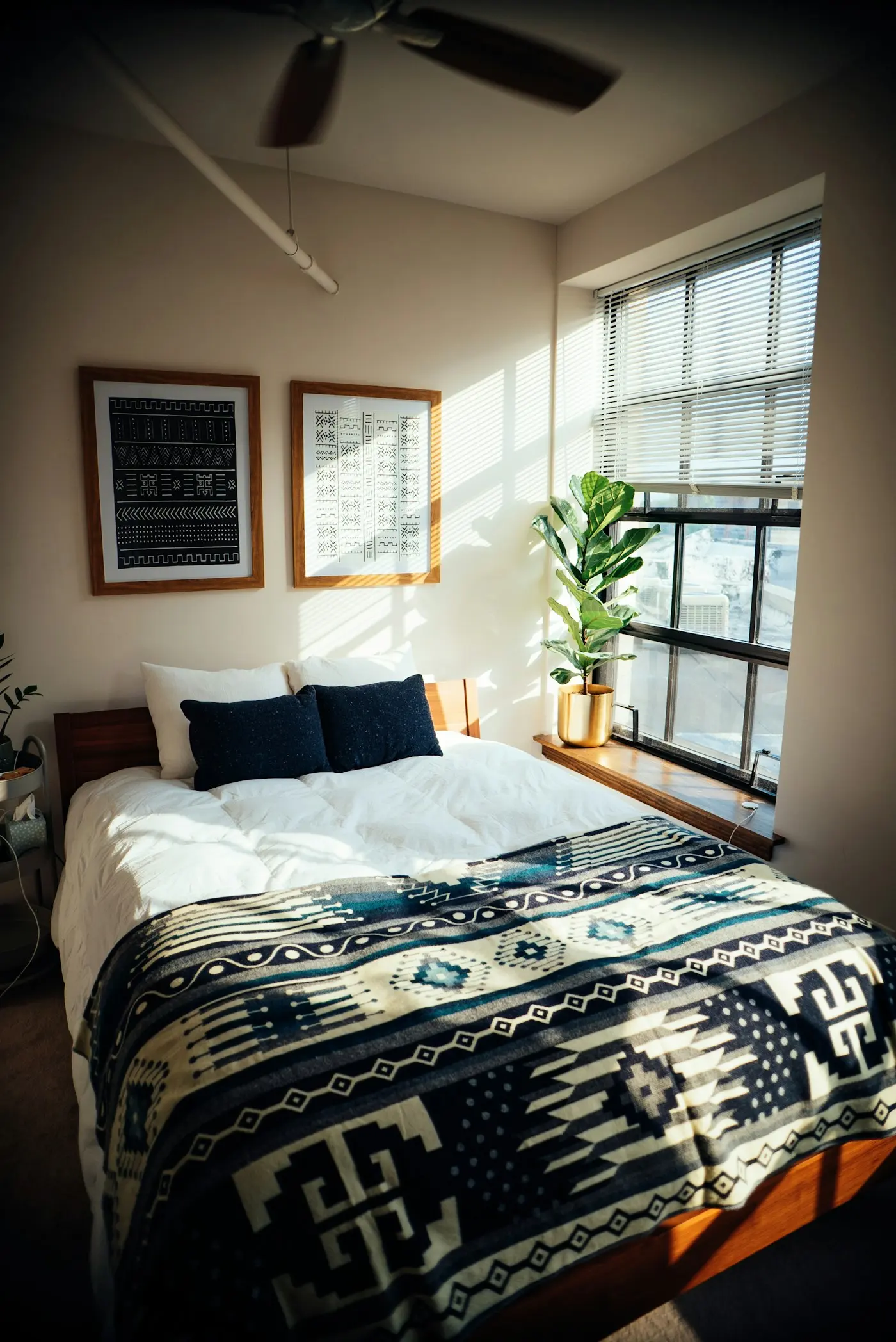 Chambre lumineuse avec grand lit