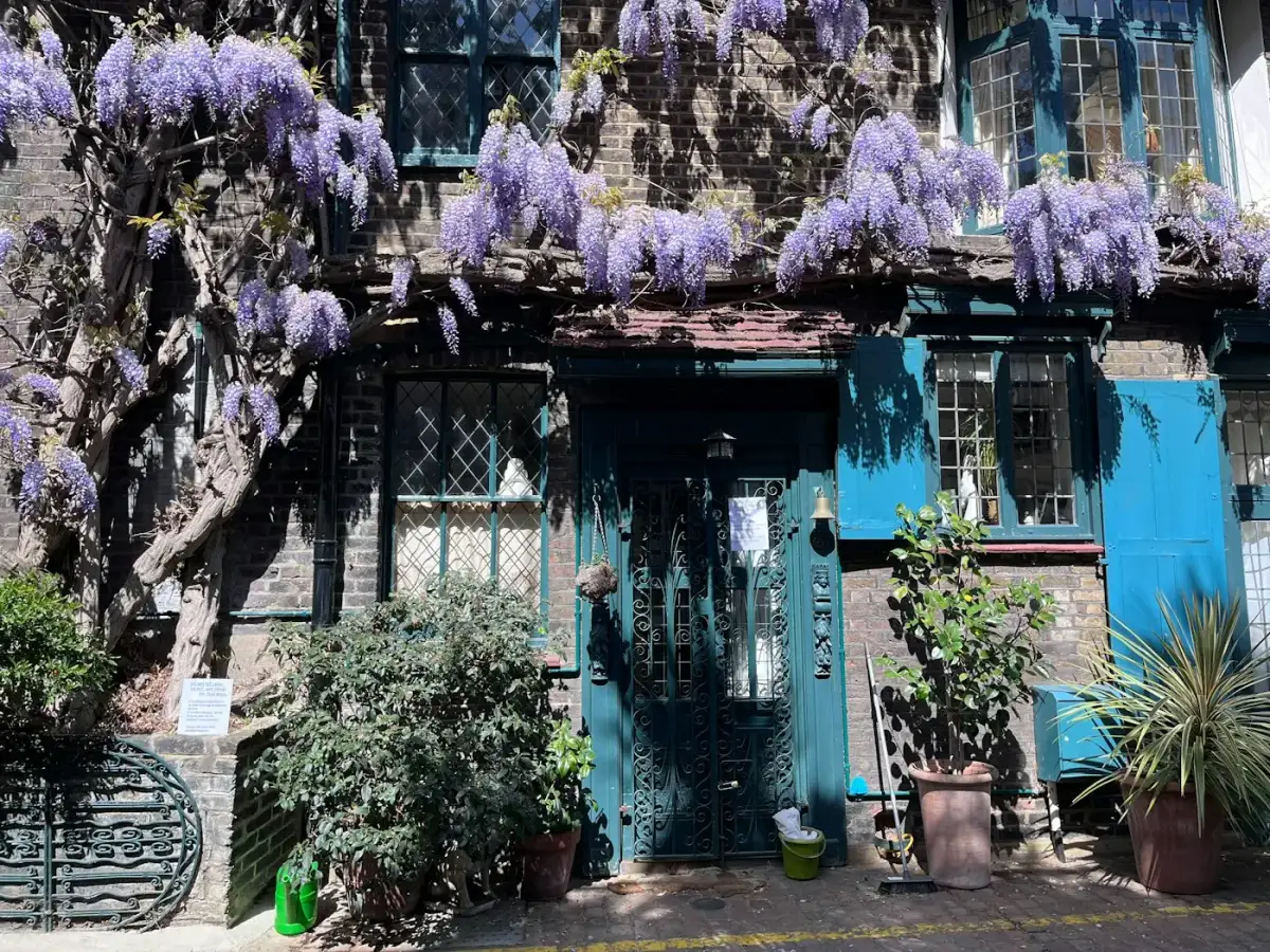 Maison en briques ornée de glycines