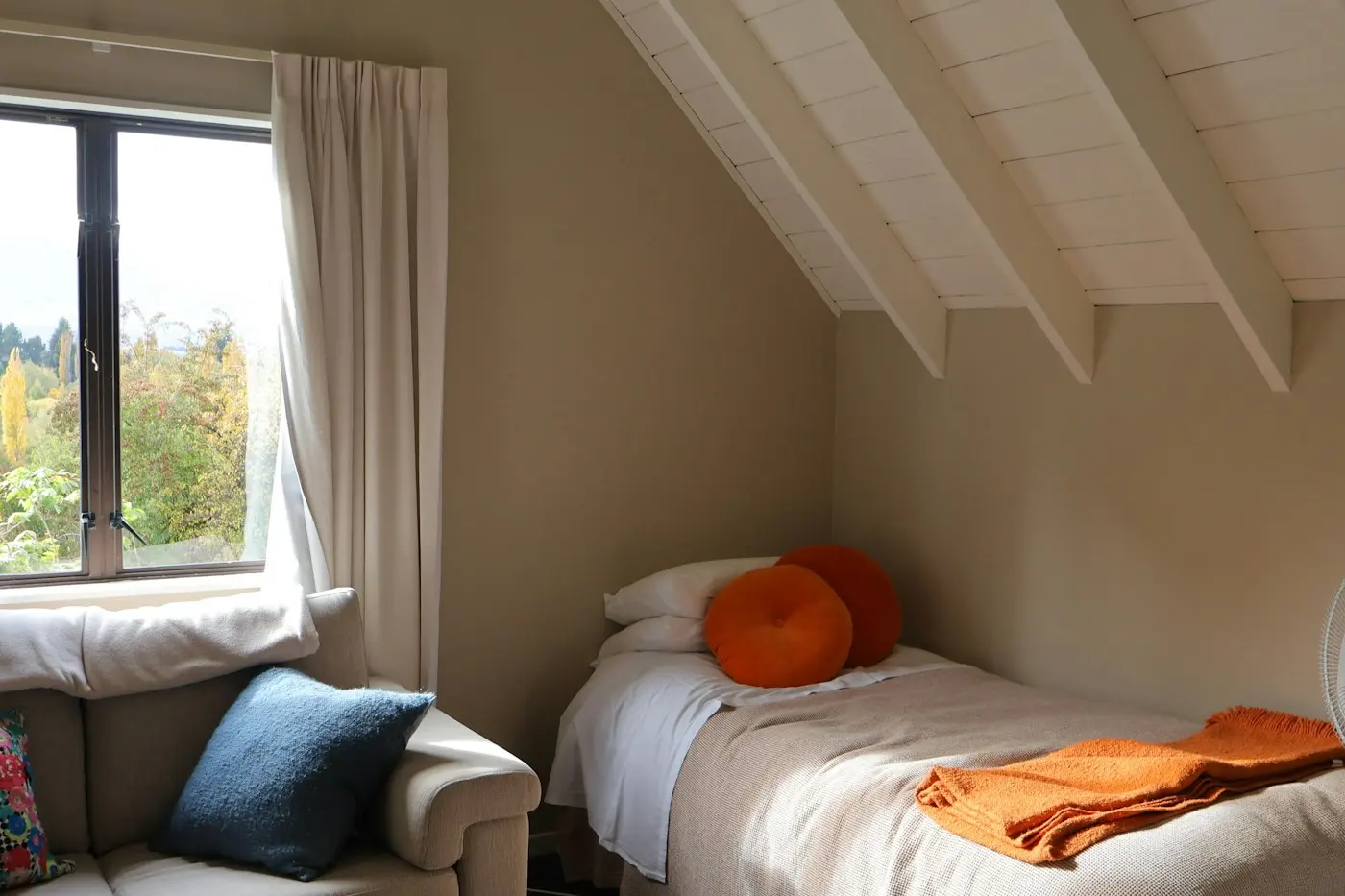 Studio lumineux avec lit simple et fenêtre