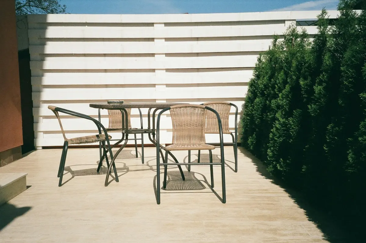 Table et chaises de jardin sur la terrasse