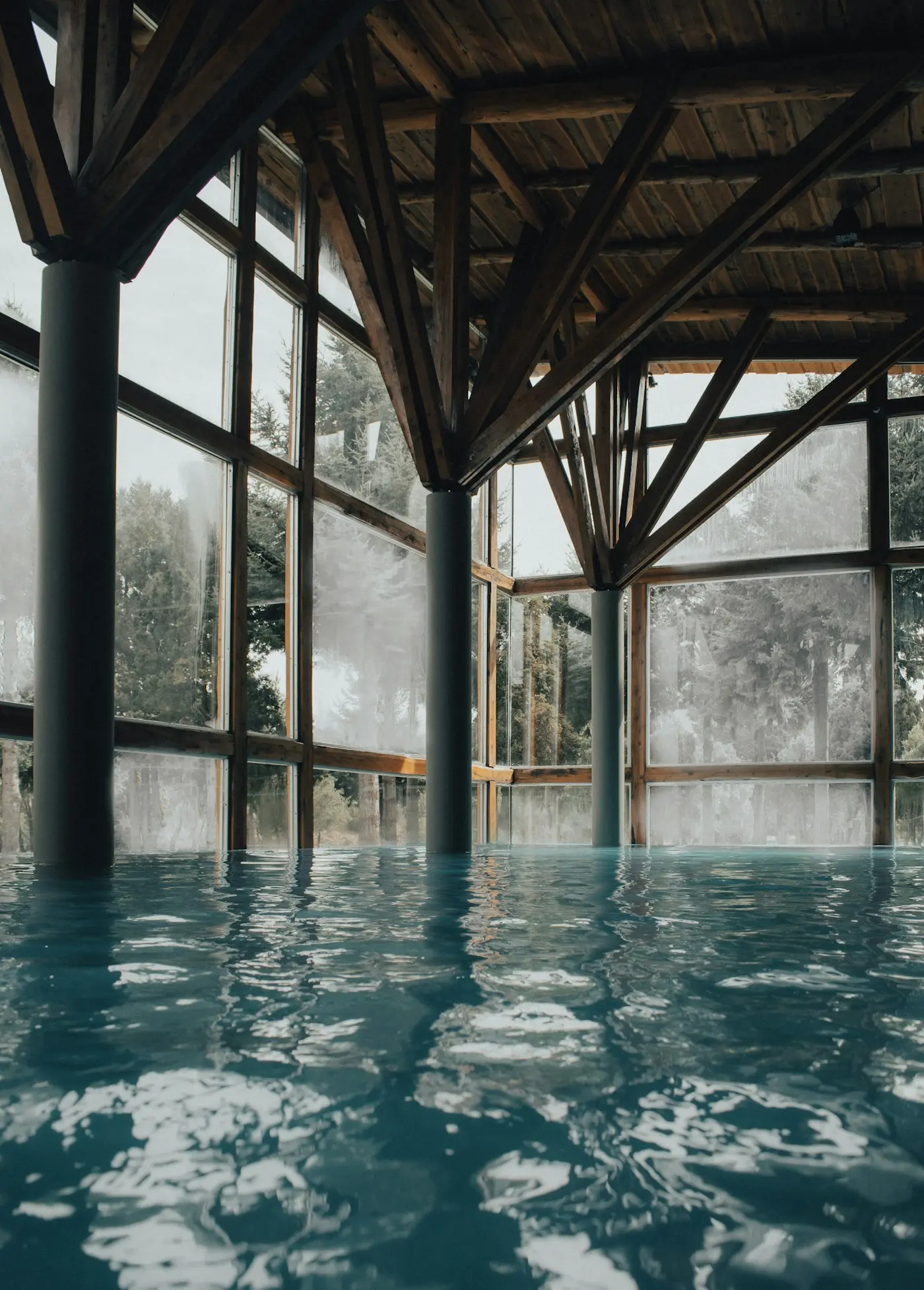Piscine thermale couverte sous une verrière
