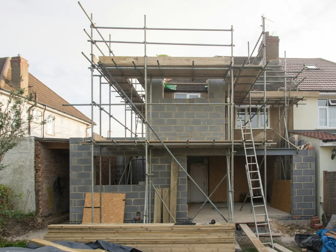 Maison en construction sous échafaudage